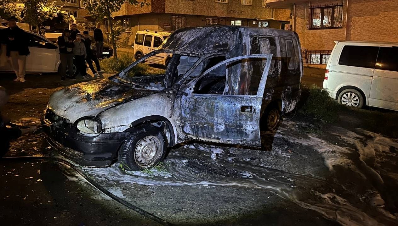 Park halindeki araç alev alev yandı