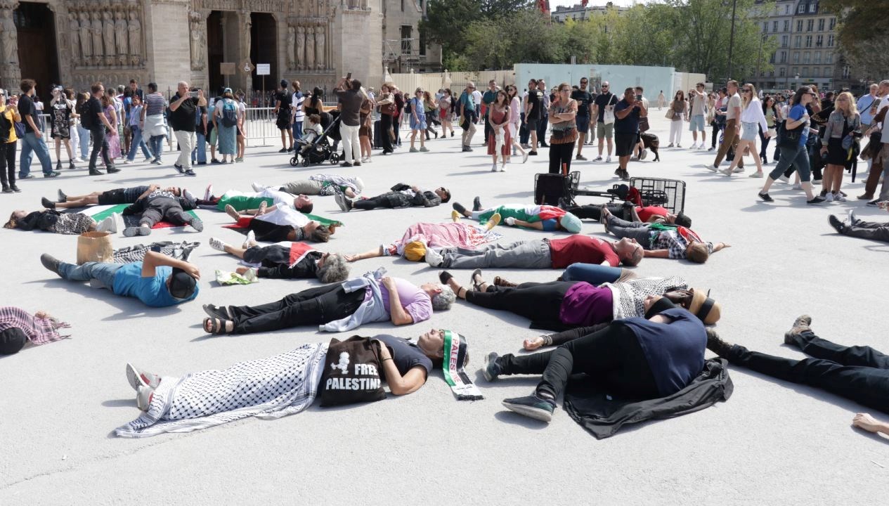 Notre Dame Katedrali önünde Gazze eylemi